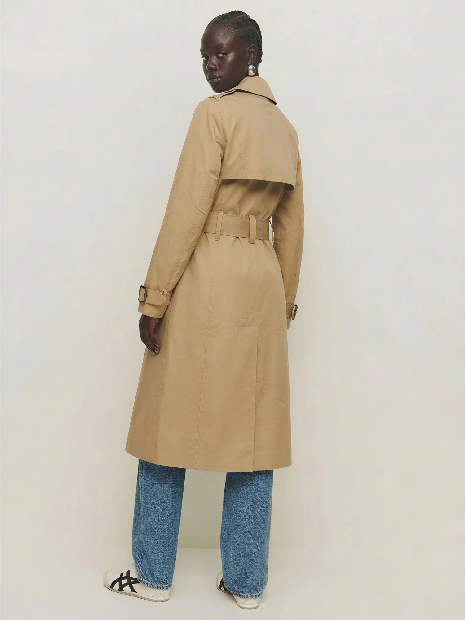 Classic Double Breasted Trench Coat With Modern Functionality - Image 4