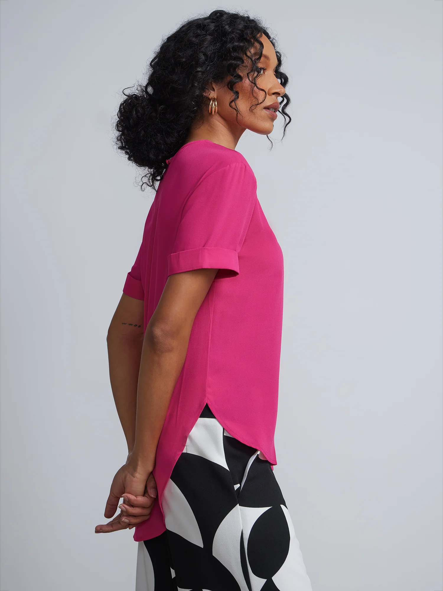 Crewneck Side-Slit Cuffed Tee - Image 27