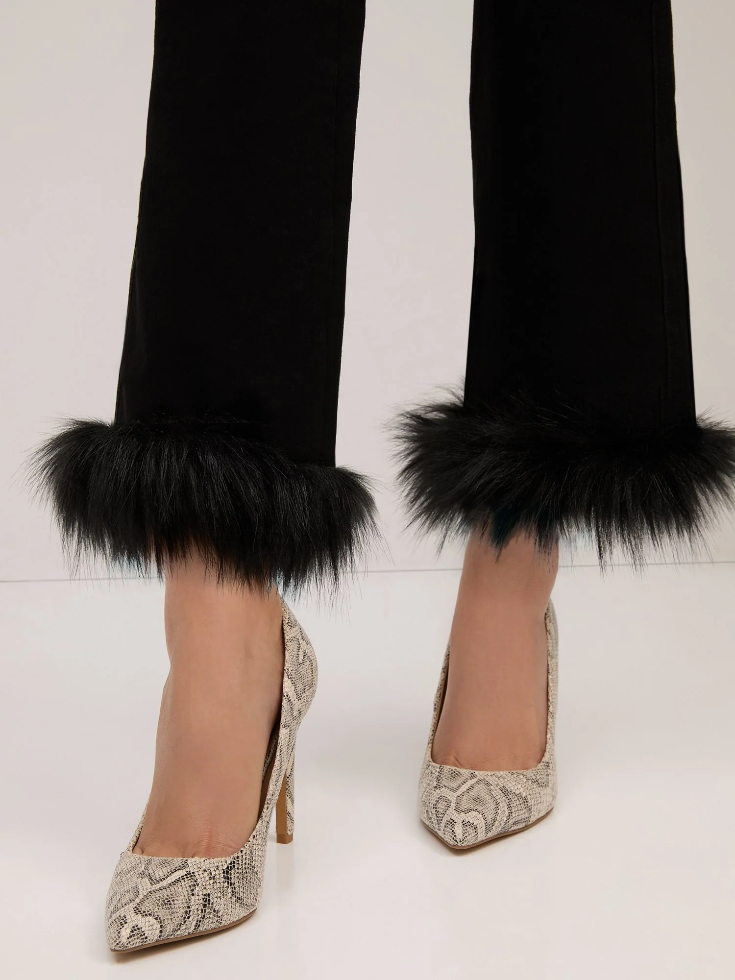 High-Waisted Feather-Hem Super-Skinny Jeans - Black - Image 4