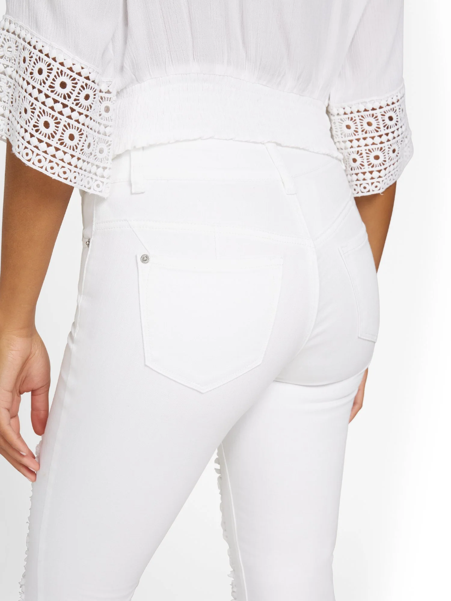 Mya Curvy High-Waisted Sculpting No Gap Super-Skinny Capri Jeans - White - Image 4