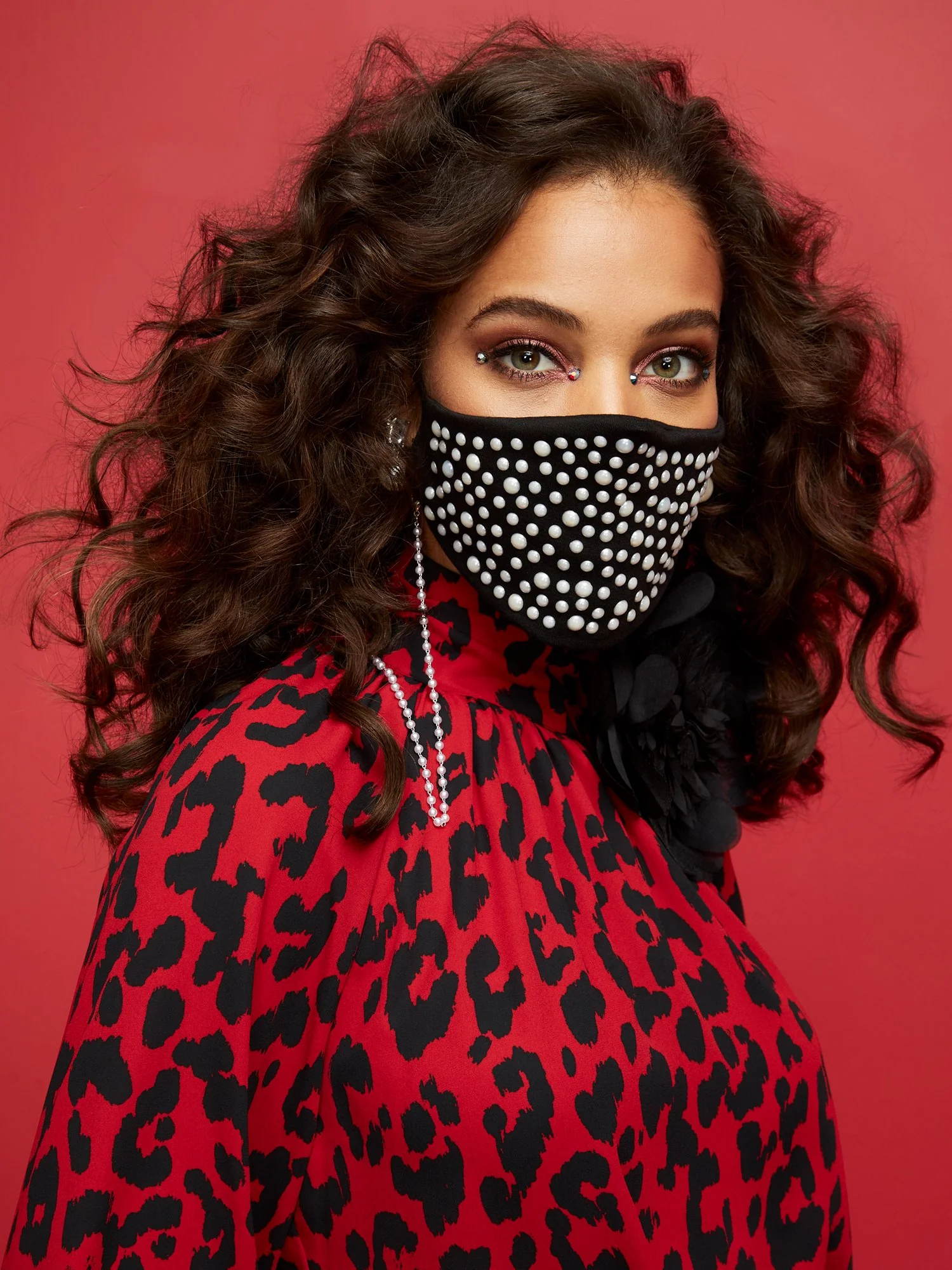 Pearl Face Mask with Chain - Image 2