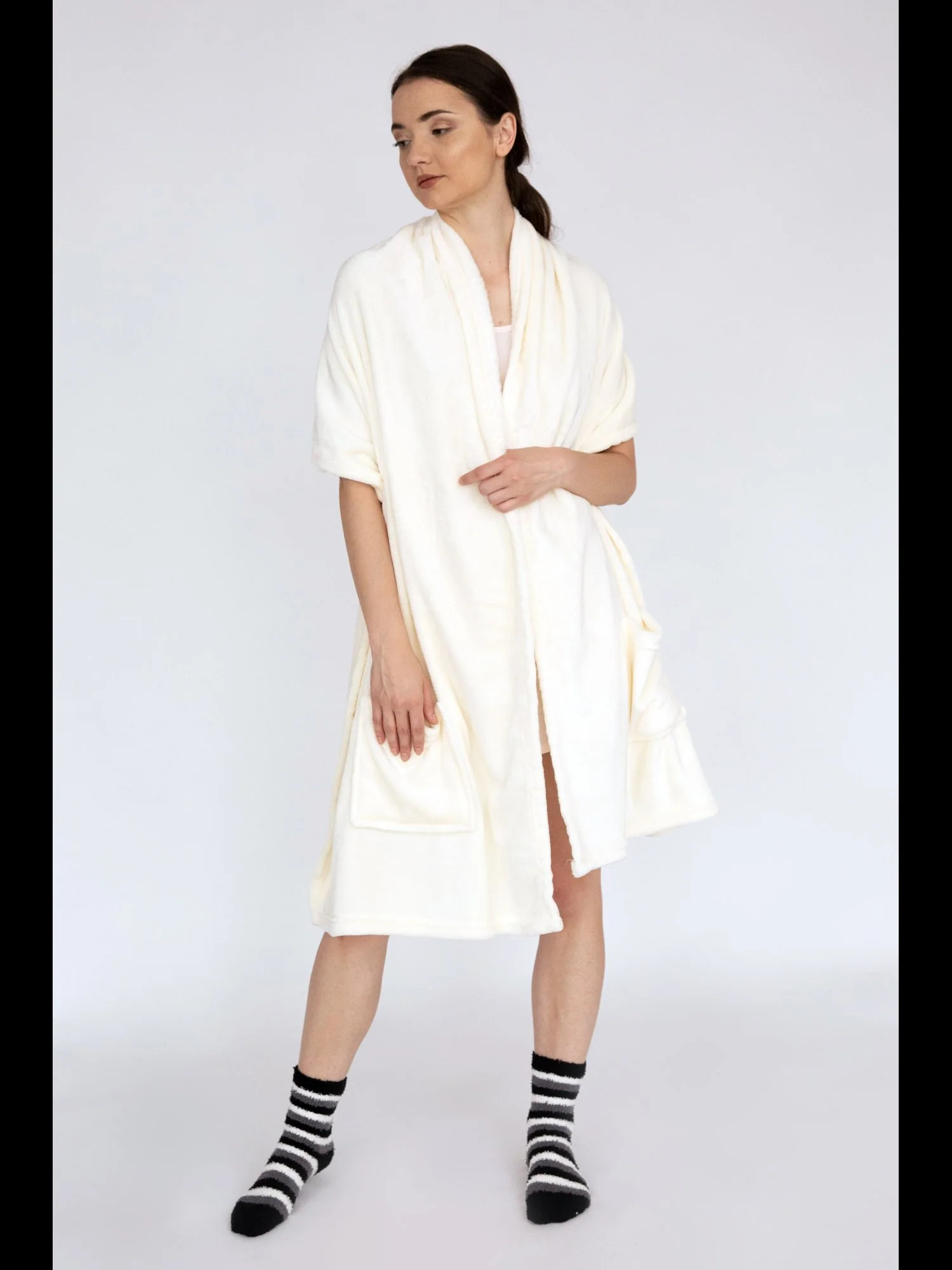 Pedra 2-Piece Fleece Wrap Robe & Socks Set - NY&C x Chic Home - Image 13