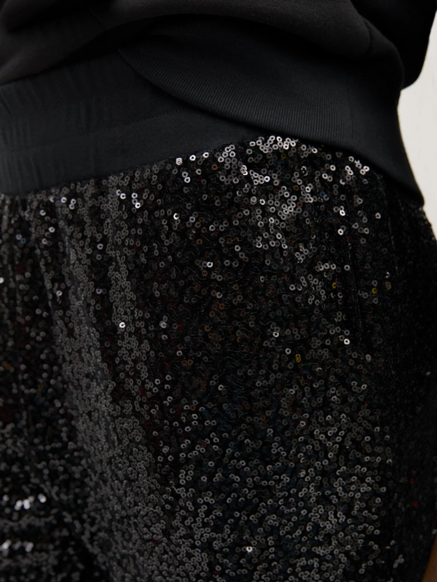 Sequin Mid-Rise Tapered Jogger Pant - Image 4