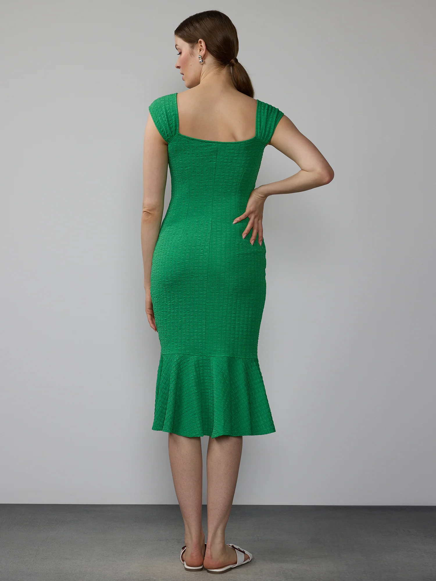 Sleeveless Sweetheart Textured Midi Dress - Image 3
